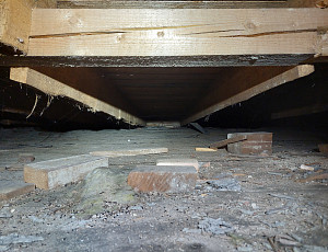 Zateplení stropu rodinného domu s pultovou střechou pomocí foukané izolace